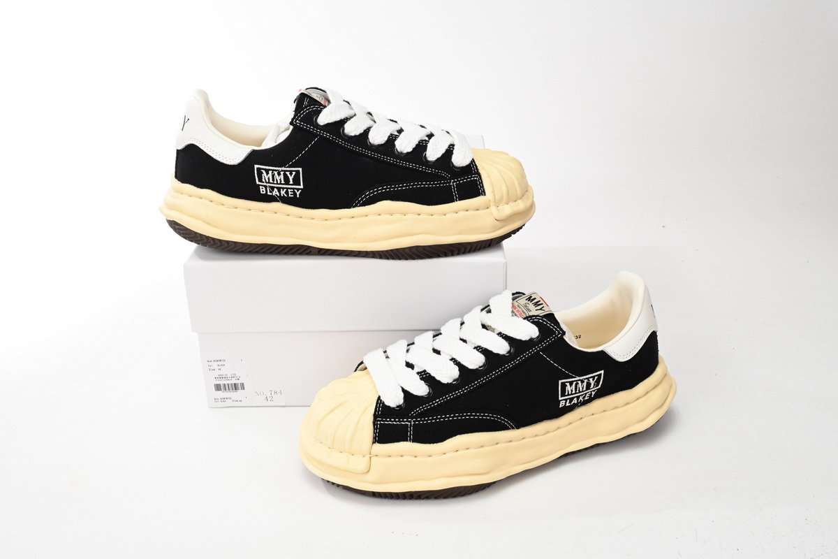 Mihara Yasuhiro Black And White Characters NO.784 - Image 2